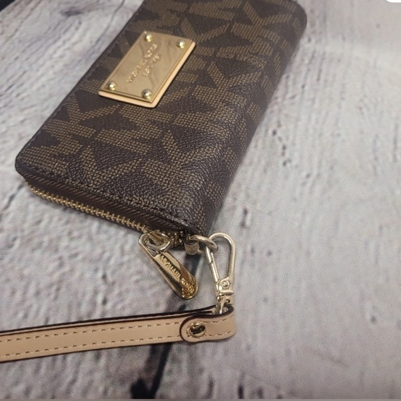 Michael Kors Jet Set Monogram Brown Wristlet - Picture 3 of 10